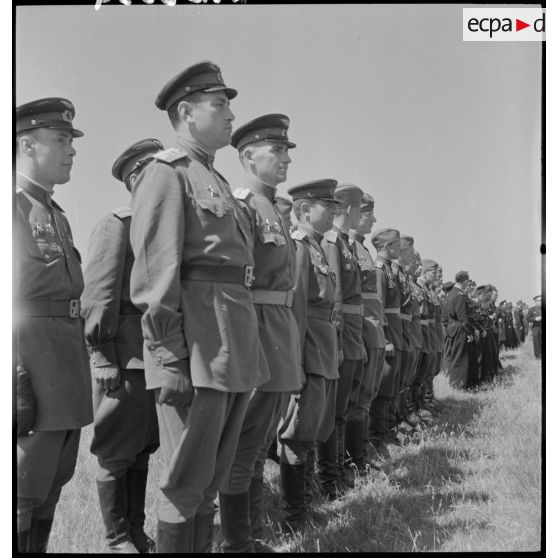 Ingénieurs et mécaniciens du régiment de chasse Normandie-Niémen à Stuttgart.