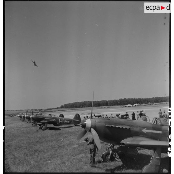 Vol de démonstration d'un Yak-3 du régiment de chasse Normandie-Niémen à Stuttgart au cours d'une cérémonie en l'honneur de l'unité.