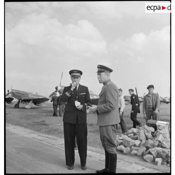 Cérémonie pour saluer l'arrivée du régiment de chasse Normandie-Niémen à Stuttgart, en provenance d'URSS.