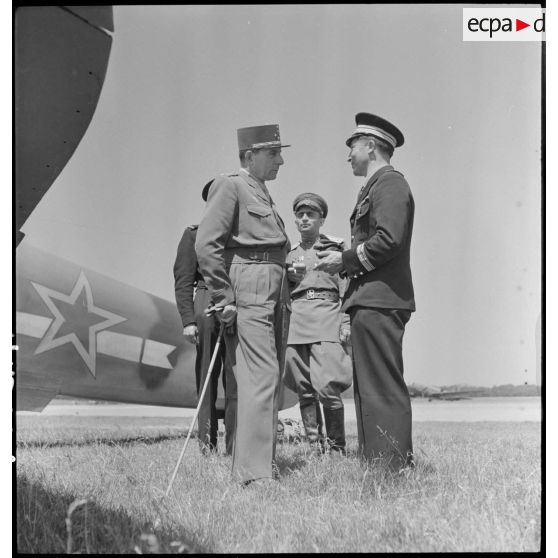 Cérémonie pour saluer l'arrivée du régiment de chasse Normandie-Niémen à Stuttgart, en provenance d'URSS.