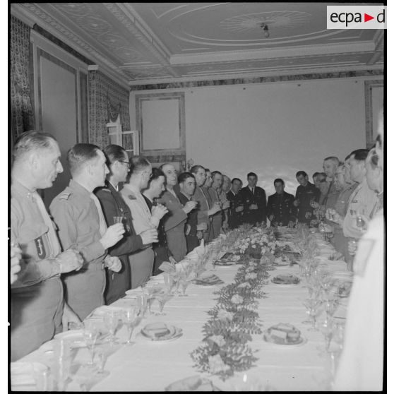 Réception et banquet en l'honneur du régiment de chasse Normandie-Niémen à Stuttgart.