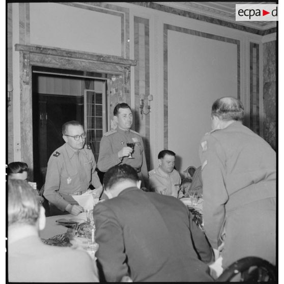 Réception et banquet en l'honneur du régiment de chasse Normandie-Niemen à Stuttgart.