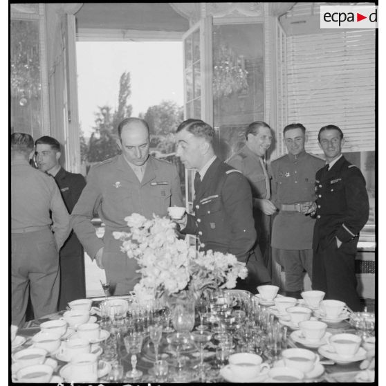 Réception donnée en l'honneur du régiment de chasse Normandie-Niémen chez le gouverneur militaire à Stuttgart.