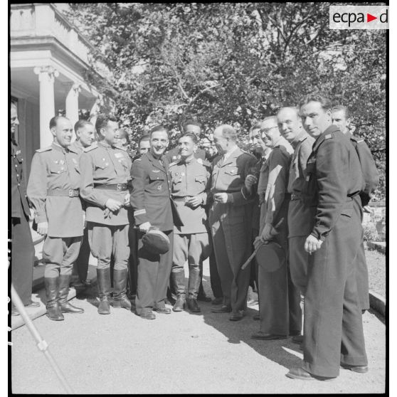 Le général de Lattre de Tassigny et des pilotes et ingénieurs du régiment de chasse Normandie-Niémen.