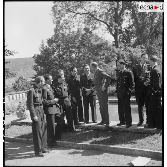 Le général de Lattre de Tassigny et des pilotes du régiment de chasse Normandie-Niémen.