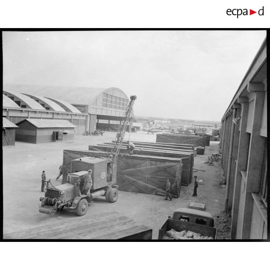 Une chaîne de montage d'avions de chasse Curtiss P-40 à Casablanca.