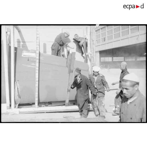 Décaissage de la voilure d'un P-40 sur la base de construction.