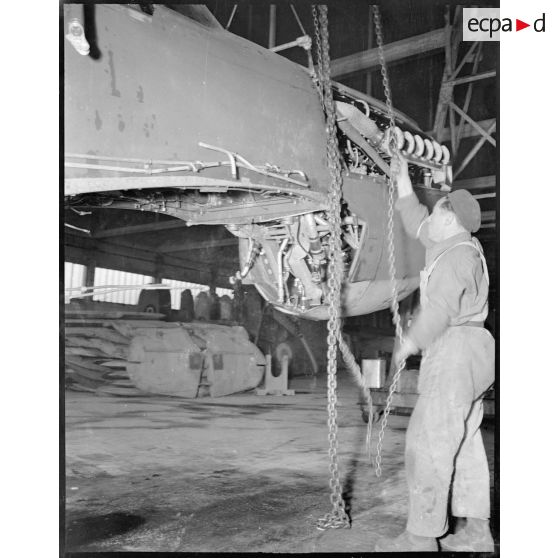 Opération de fixation des ailes sur l'avion Curtiss P-40.