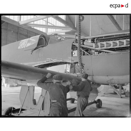 Opération de fixation des ailes sur l'avion Curtiss P-40.