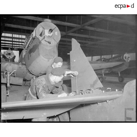 Montage de l'empennage arrière d'un P-40 sur une chaîne de montage.