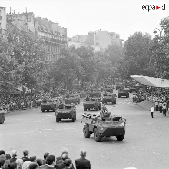 Défilé motorisé sur VAB du 1er régiment d’infanterie (1er RI) de Sarrebourg, au sein du 1er corps d’armée (1er CA), sur la place de la Bastille lors de la cérémonie du 14 juillet 1979.