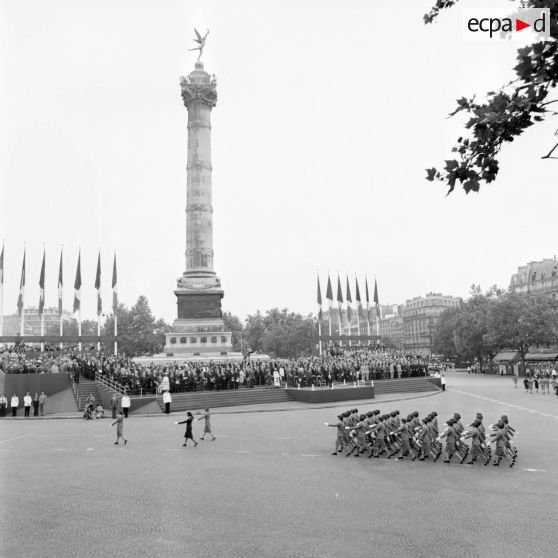 Défilé à pied de l’école interarmées des personnels militaires féminins (EIPFM) de Caen, sur la place de la Bastille lors de la cérémonie du 14 juillet 1979.