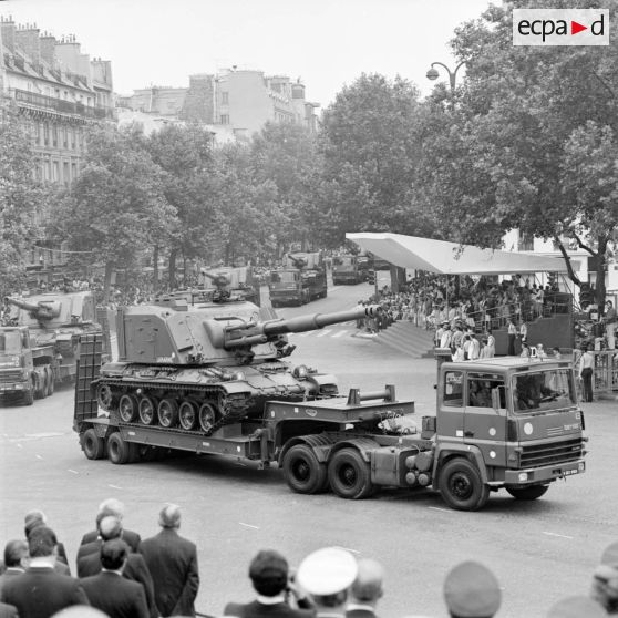 Défilé motorisé. Passage des canons automoteurs 155 mm à grande cadence de tir (GCT AUF1) en expérimentation au 40e régiment d'artillerie (40e RA) sur camions porte-chars Berliet turbo V8 devant les tribunes lors de la cérémonie du 14 juillet 1979 sur la place de la Bastille.