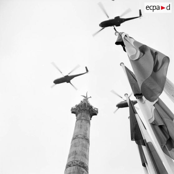 Défilé aérien de trois hélicoptères Puma SA 330 du régiment d’hélicoptères de combat (RHC), lors de la cérémonie militaire du 14 juillet 1979 sur la place de la Bastille.