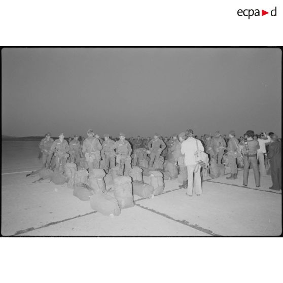 Des parachutistes du 3e régiment parachutiste d'infanterie de marine (3e RPIMa) sur le tarmac de l'aéroport après leur débarquement.