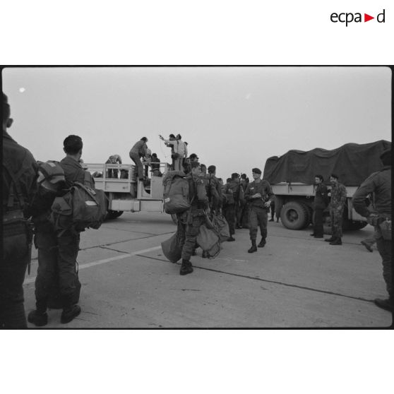 Des parachutistes du 3e régiment parachutiste d'infanterie de marine (3e RPIMa) sur le tarmac de l'aéroport après leur débarquement.