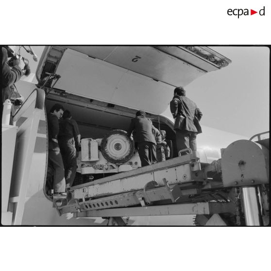 Débarquement des jeeps du 3e régiment parachutiste d'infanterie de marine (3e RPIMa) du Douglas DC-8 COTAM  à l'aide d'une plateforme de chargement du fret.