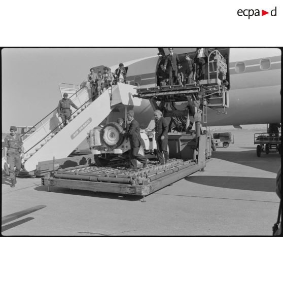 Débarquement des jeeps du 3e régiment parachutiste d'infanterie de marine (3e RPIMa) du Douglas DC-8 COTAM à l'aide d'une plateforme de chargement du fret.