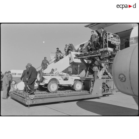 Débarquement des jeeps du 3e régiment parachutiste d'infanterie de marine (3e RPIMa) du Douglas DC-8 COTAM à l'aide d'une plateforme de chargement du fret.