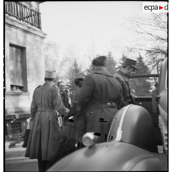 A l'issue d'une visite au 2e corps d'armée (2e CA) sur le front des Vosges, le général de Gaulle repart du village de Le Bonhomme (Haut-Rhin).