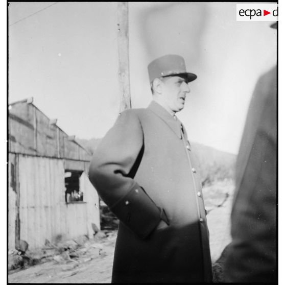 Le général de Gaulle, en visite auprès des unités du 2e corps d'armée (2e CA) sur le front des Vosges, est au col du Bonhomme.