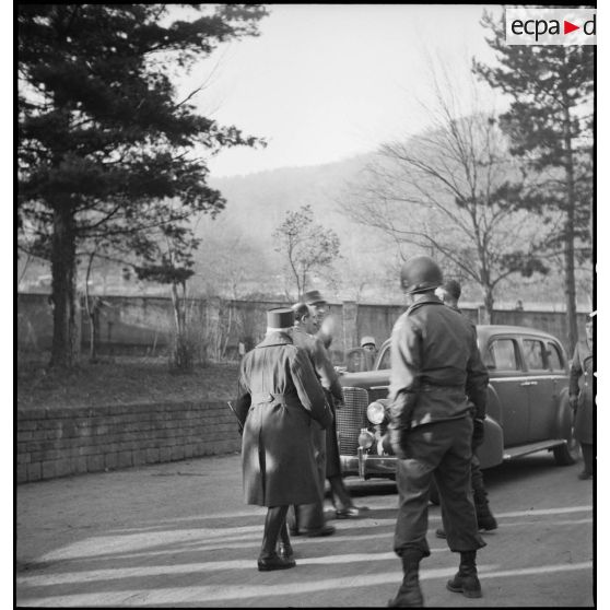 Visite du général de Gaulle sur le front des Vosges.