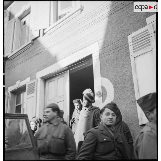 Troupes d'unités nord-africaines dans le village de Le Bonhomme à l'occasion de la visite du général de Gaulle aux unités du 2e corps d'armée (2e CA) sur le front des Vosges.