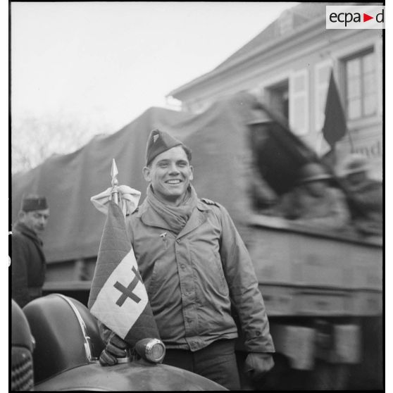 Portrait du chauffeur du général de Gaulle dans le village de Le Bonhomme (Haut-Rhin) lors d'une visite du général au 2e corps d'armée (2e CA) sur le front des Vosges.