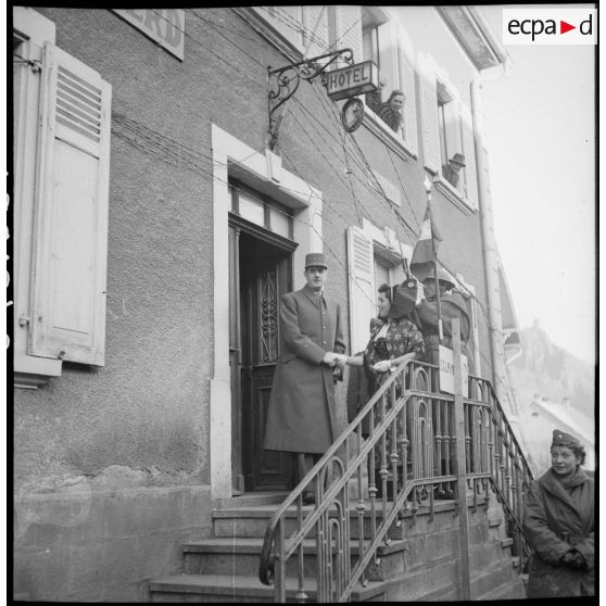 Visite du général de Gaulle au 2e corps d'armée (2e CA) dans le village de Le Bonhomme (Haut-Rhin).