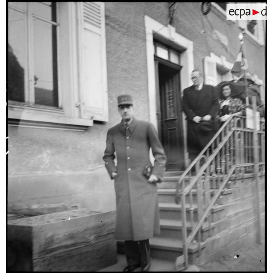 Visite du général de Gaulle au 2e corps d'armée (2e CA) dans le village de Le Bonhomme (Haut-Rhin).