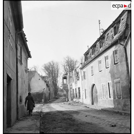 Rue déserte de Kientzheim ou de Kaysersberg (Haut-Rhin) libéré.