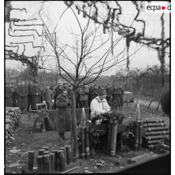 La messe de Noël est dite en plein air par le père Etienne (légende d'origine), probablement pour les artilleurs d'une batterie du 62e régiment d'artillerie d'Afrique (62e RAA), déployée dans le Haut-Rhin.