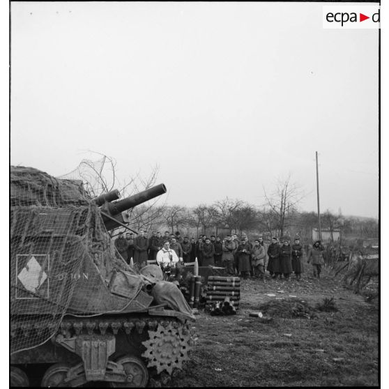 La messe de Noël est dite en plein air par le père Etienne (légende d'origine), probablement pour les artilleurs d'une batterie du 62e régiment d'artillerie d'Afrique (62e RAA), déployée dans le Haut-Rhin.