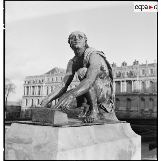 Statue en bronze de François Girardon, intitulée Le Rémouleur, dans les jardins du château de Versailles.