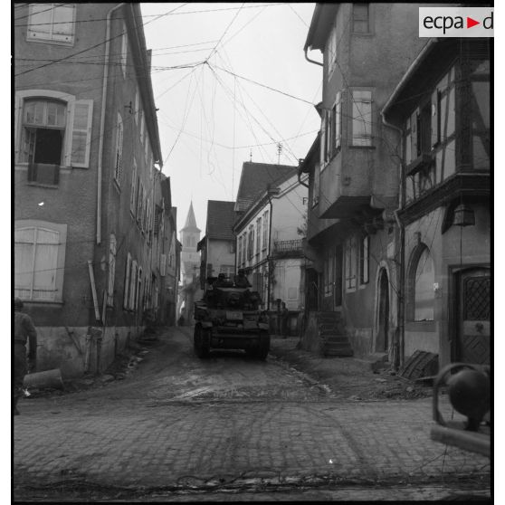 Char léger Stuart dans une rue de Riquewihr (1)..