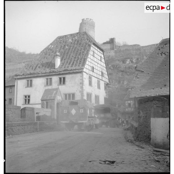 Un convoi sanitaire de la 5e division blindée (5e DB) traverse la commune de Kaysersberg (Haut-Rhin) endommagée par les tirs d'artillerie et les combats de rue.