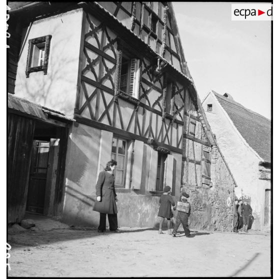 Des enfants du village de Boersch (Bas-Rhin) se rendent à l'école.