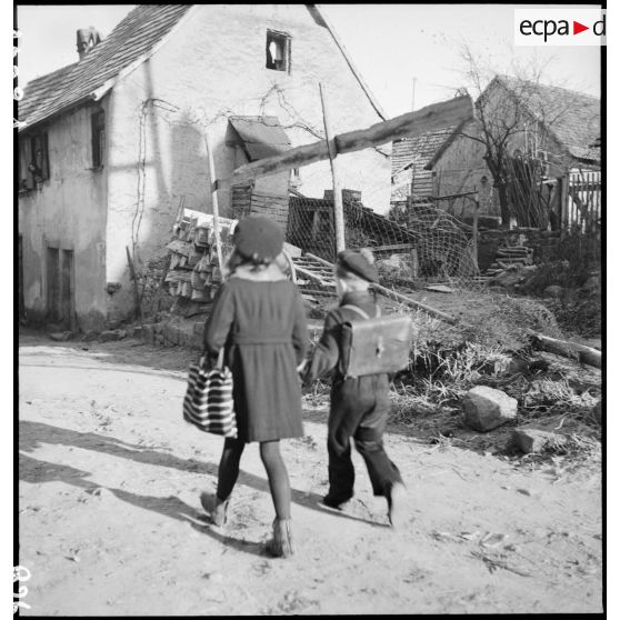 Des enfants du village de Boersch (Bas-Rhin) se rendent à l'école.