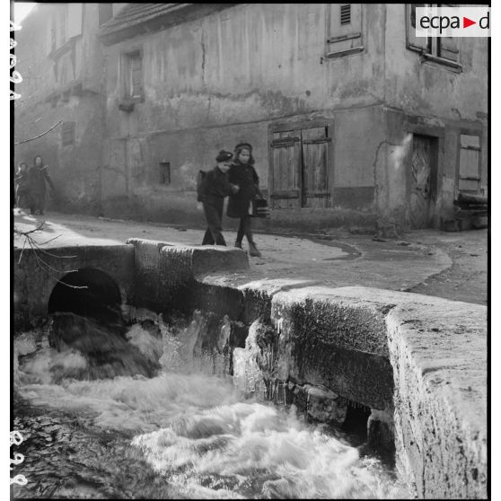 Des enfants du village de Boersch (Bas-Rhin) se rendent à l'école.