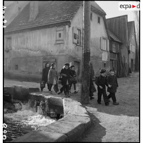 Des enfants du village de Boersch (Bas-Rhin) se rendent à l'école.