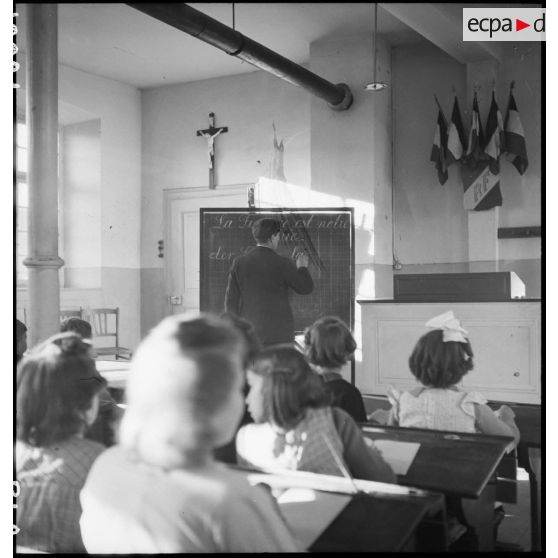 A l'école du village de Boersch (Bas-Rhin), l'instituteur fait la classe en français et en allemand.