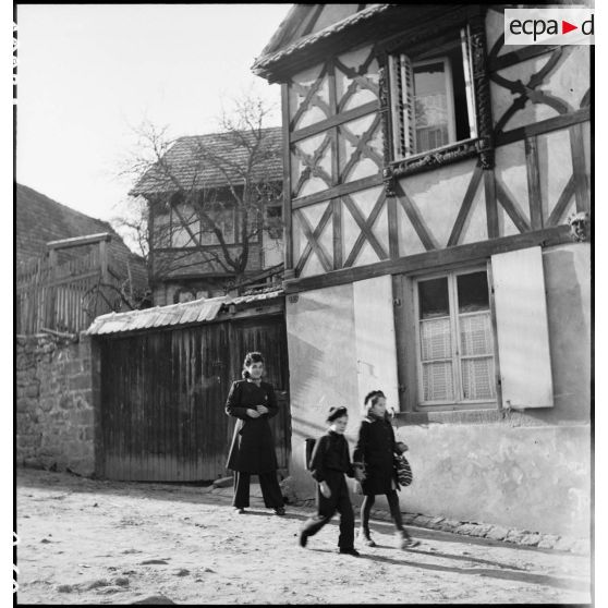 Des enfants du village de Boersch (Bas-Rhin) se rendent à l'école.