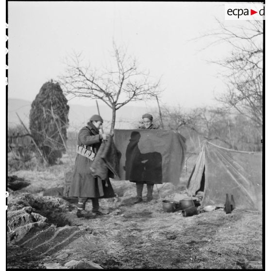 Bivouac d'artilleurs, probablement du 62e régiment d'artillerie d'Afrique (62e RAA) de la 5e division blindée (5e DB).