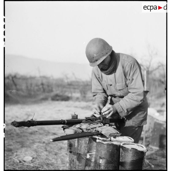 Nettoyage d'armement par un soldat d'une unité de la 5e division blindée (5e DB).