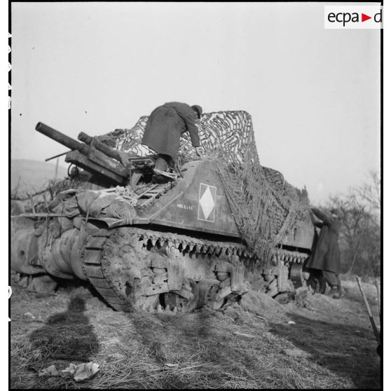 Camouflage du canon automoteur M7 Priest 105 mm Orléans, probablement affecté au 62e régiment d'artillerie d'Afrique (62e RAA) de la 5e division blindé (5e DB).