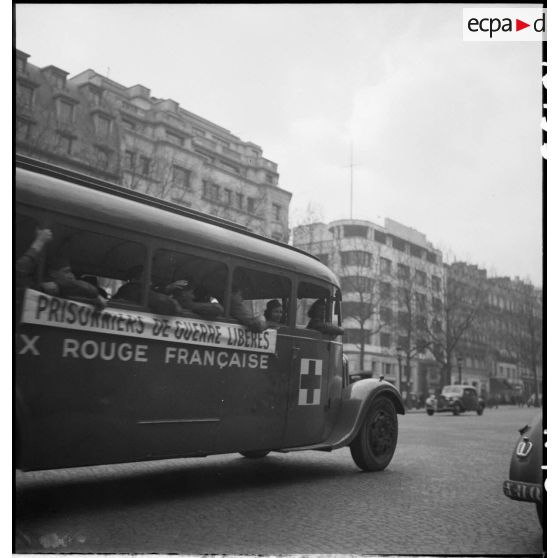 Prisonniers de guerre français libérés de camps en Allemagne à bord d'un bus de la Croix-Rouge dans Paris.