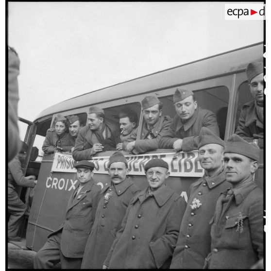 Arrivée à l'Arc de Triomphe à bord d'un bus de la Croix-Rouge de prisonniers de guerre français libérés de camps en Allemagne.