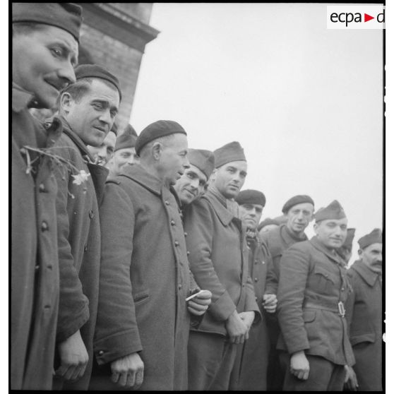 A l'Arc de Triomphe, prisonniers de guerre français libérés de camps en Allemagne.