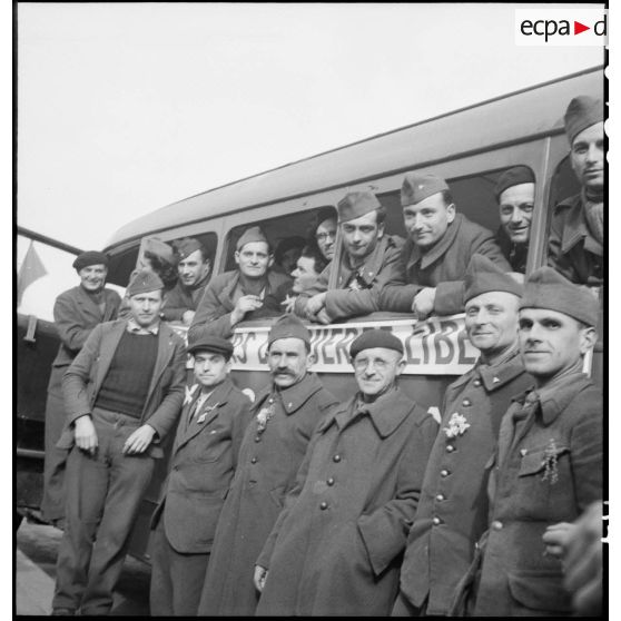 Arrivée à l'Arc de Triomphe à bord d'un bus de la Croix-Rouge de prisonniers de guerre français libérés de camps en Allemagne.