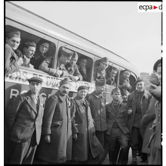 Arrivée à l'Arc de Triomphe à bord d'un bus de la Croix-Rouge de prisonniers de guerre français libérés de camps en Allemagne.